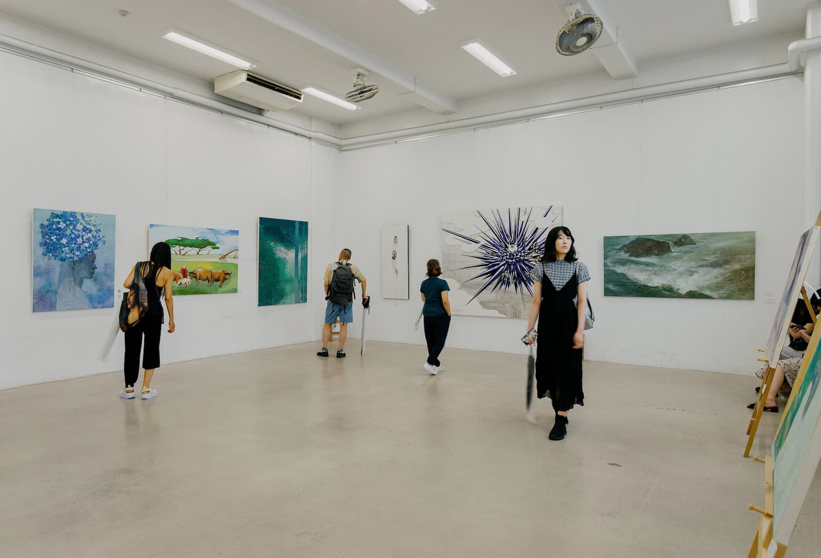 Des visiteurs découvrent une exposition dans une galerie d’art.
